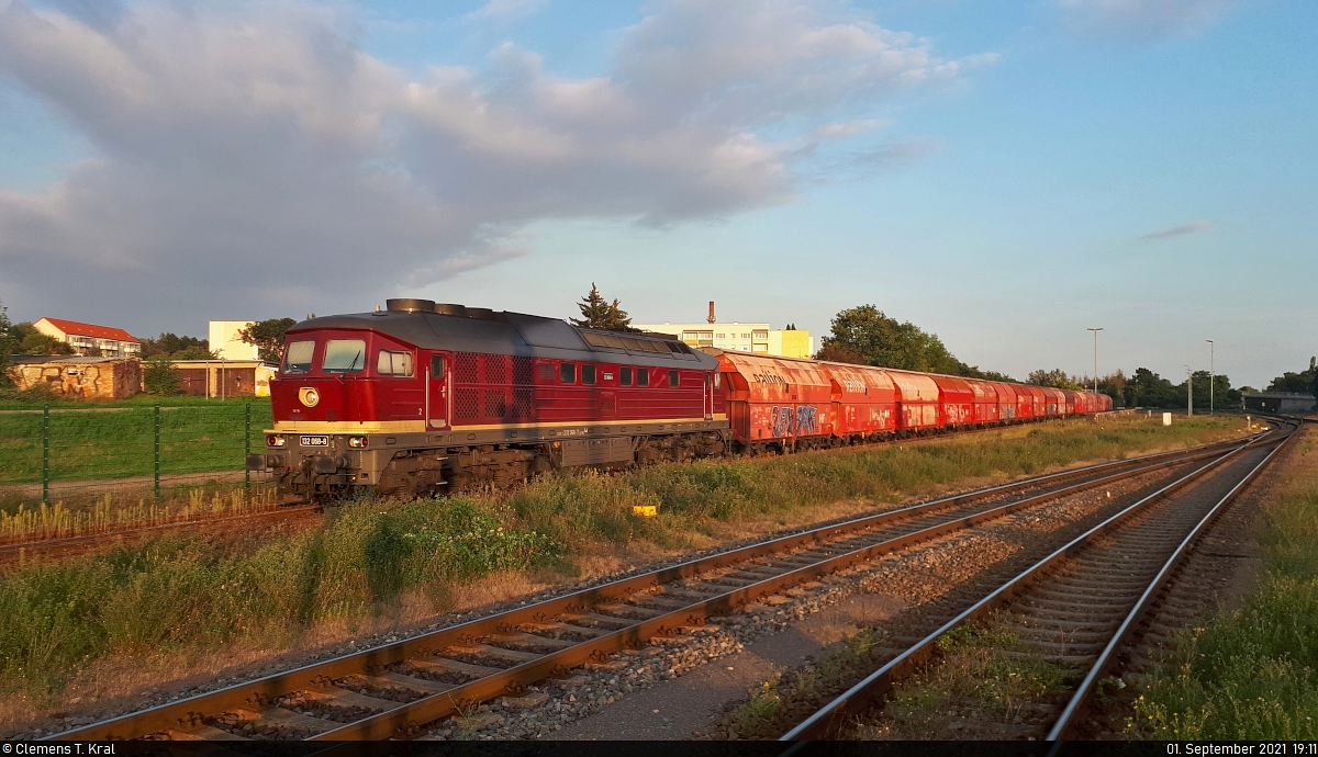 Der 14-tägige Gipszug vom bzw. zum Zementwerk Bernburg wurde zu seiner Ankunftszeit in den Abendstunden ungewöhnlicherweise abgestellt im Bahnhof Aschersleben aufgefunden. Auch dessen Bespannung mit 232 068-7 (132 068-8) ist besonders. Normalerweise kommen zwei DB 232er zum Einsatz. Am darauffolgenden Sonntag (5.9.) fuhr er über Sandersleben(Anh) zurück zum Gipswerk nach Rottleberode Süd.
Aufgenommen am Ende des Bahnsteigs 4/5.

🧰 Leipziger Eisenbahnverkehrsgesellschaft mbH (LEG), vermietet an die Salzland Rail Service GmbH (SRS)
🕓 1.9.2021 | 19:11 Uhr

(Smartphone-Aufnahme)