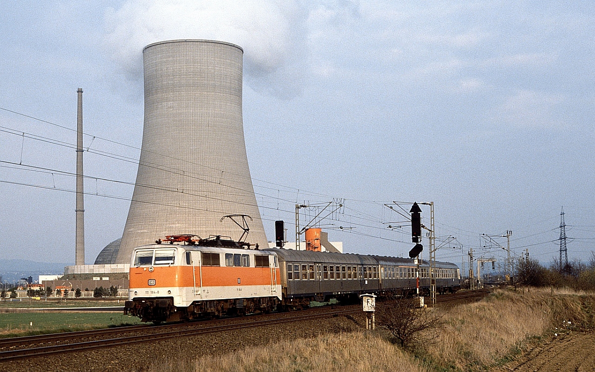 Der 1.4.1988 war einer der wenigen Tage, an denen das KKW Mhlheim-Krlich bei Koblenz in Betrieb war. 111 184 passiert die umstrittene Anlage mit einem Nahverkehrszug von Koblenz nach Kln.
