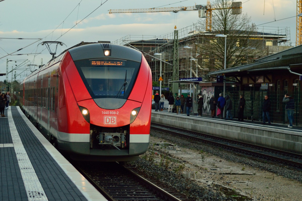 Der 1440 808-2 führt einen S8 Zug nach Mönchengladbach, auch dieser Zug ist aus betrieblichen Gründen verspätet unterwegs....was bei windigen und teils regnerischem Wetter die Fahrgäste mal wieder über die Maaßen gefreut haben dürfte. 19.12.2014
