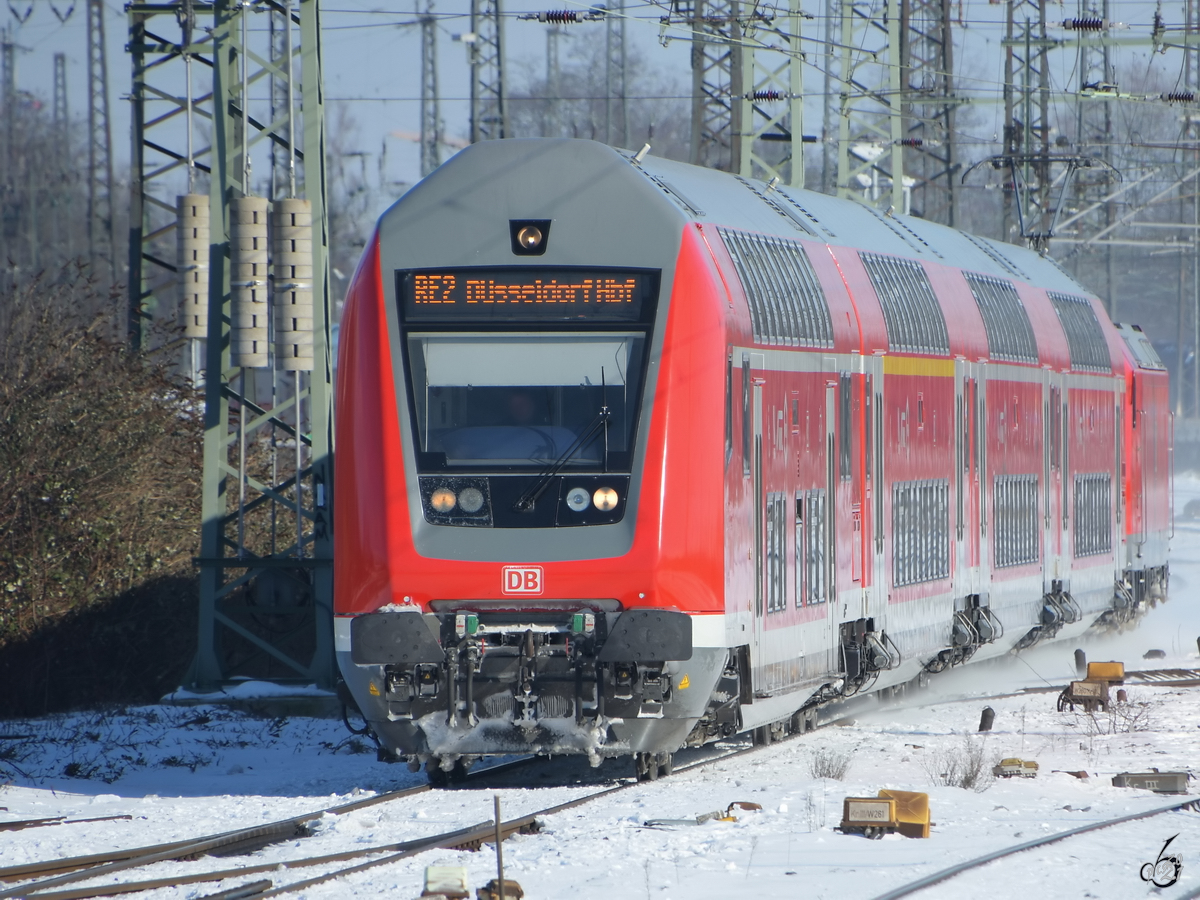 Der von 146 120-1 geschobene RE2 nach Düsseldorf Hbf bei der Einfahrt am Hauptbahnhof Wanne-Eickel. (Februar 2021)