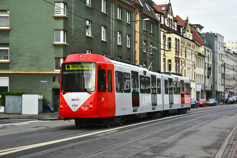 Der 15. fertig sanierte B-Wagen 2405 (ex 2105) auf der Neusser Straße am 11.01.2018.