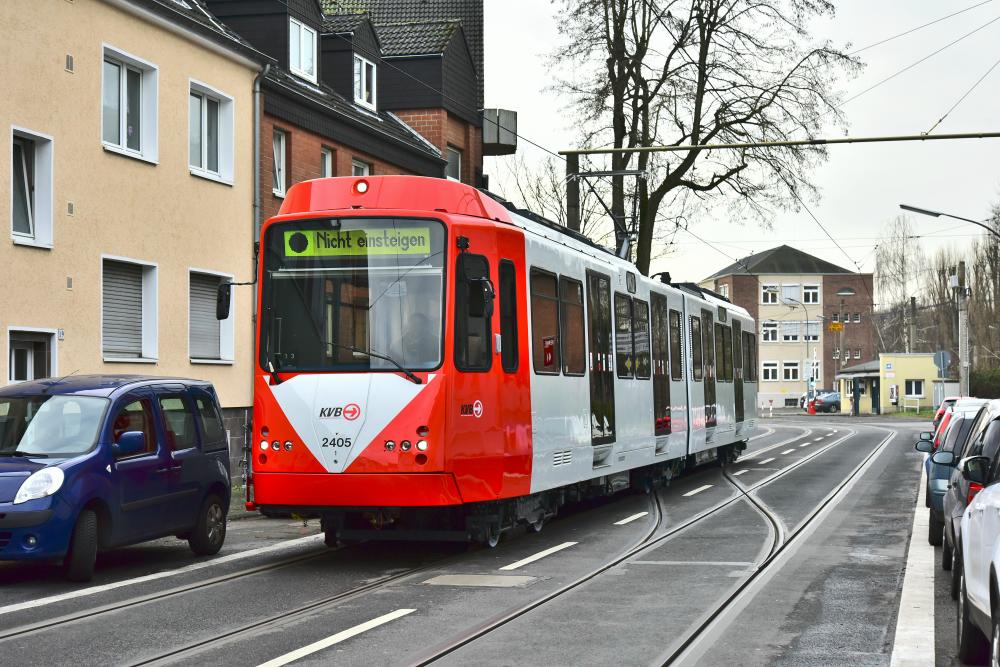 Der 15. fertig sanierte B-Wagen 2405 (ex 2105) auf dem Simonskaul am 11.01.2018.