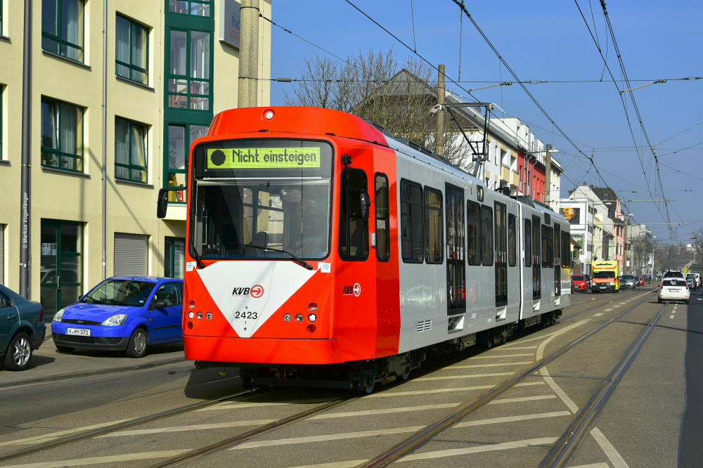 Der 16. fertig sanierte B-Wagen 2423 (ex 2193) auf der Neusser Straße am 26.03.2018.