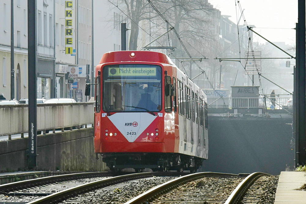 Der 16. fertig sanierte B-Wagen 2423 (ex 2193) auf der Tunnelrampe Neusser Straße am 26.03.2018.