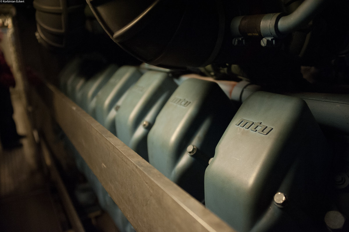 Der 16 Zylinder Motor von MTU verbaut in 223 063 der Länderbahn (Aufgenommen am Tag der offenen Tür bei der Länderbahn in Schwandorf, 08.10.2017).