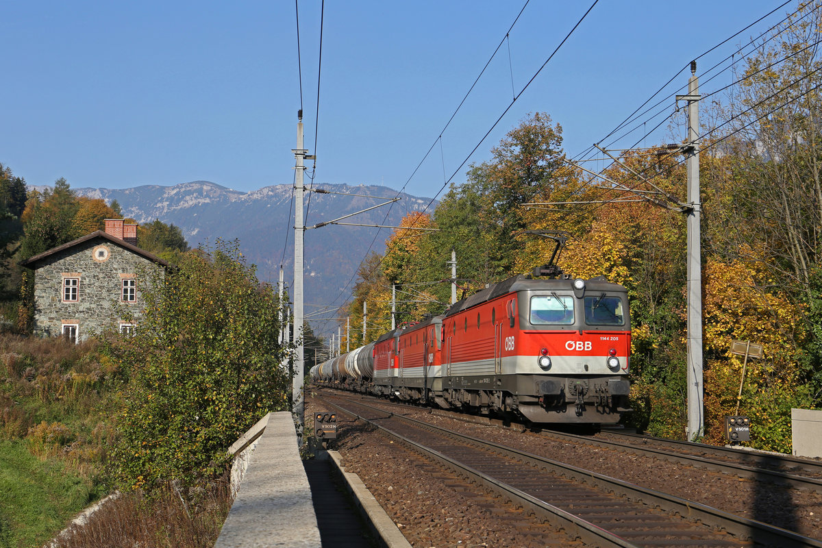 Der 1600t schwere G-91029 fährt in herrlichster Herbststimmung mit 1144 dreifachbespannung durch 205+041+286 beim Payerbachgraben-Viadukt am 13.10.18 bergwärts.