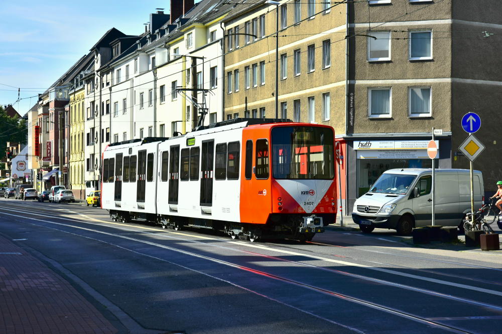 Der 17. fertig sanierte B-Wagen 2407 (ex 2107) auf der Neusser Straße am 28.06.2018. 