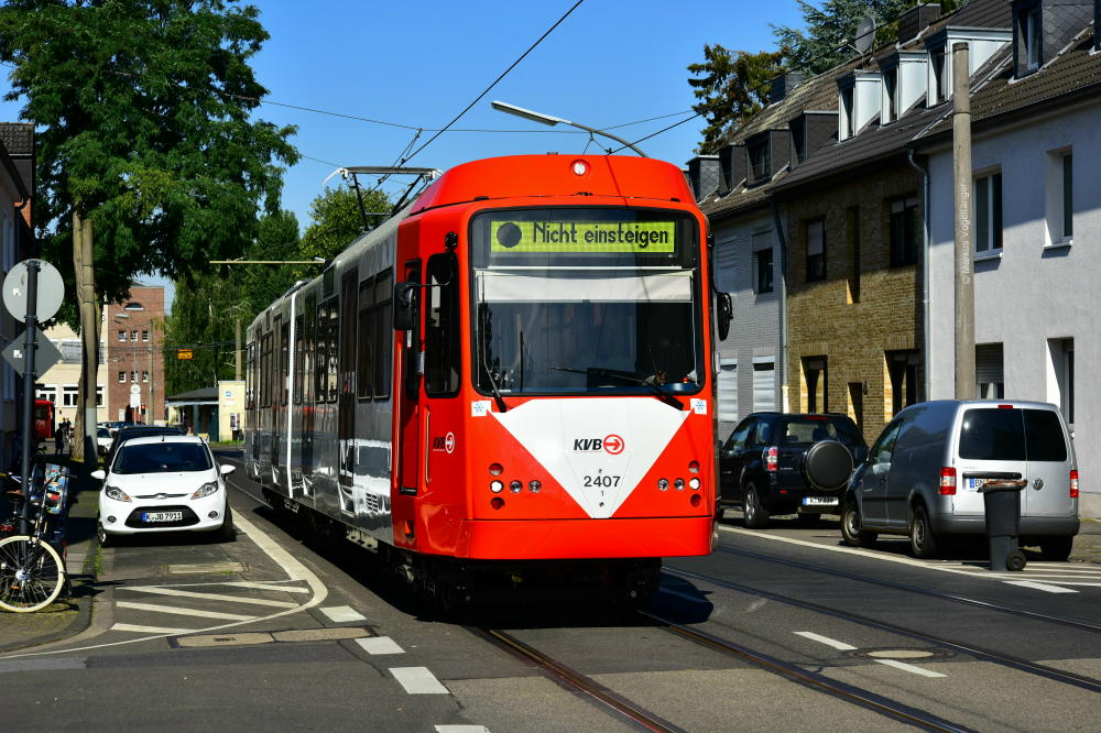 Der 17. fertig sanierte B-Wagen 2407 (ex 2107) auf der 
Simonskaul am 28.06.2018.
