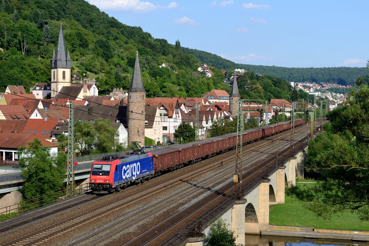 Der 18. Juli 2014 war der Tag von SBB Cargo im Maintal. Gefühlt kam der gesamte Bestand an 482-ern vorbeigefahren und machte von der Frequenz den 185-ern von DB Schenker Konkurrenz...bei Gemünden am Main konnte diese unübliche Leistung dokumentiert werden: 482 049 befördert einen Ganzzug, bestehend aus Rolldachwagen der CD Cargo, nordwärts. Vermutlich eine Sonderleistung.