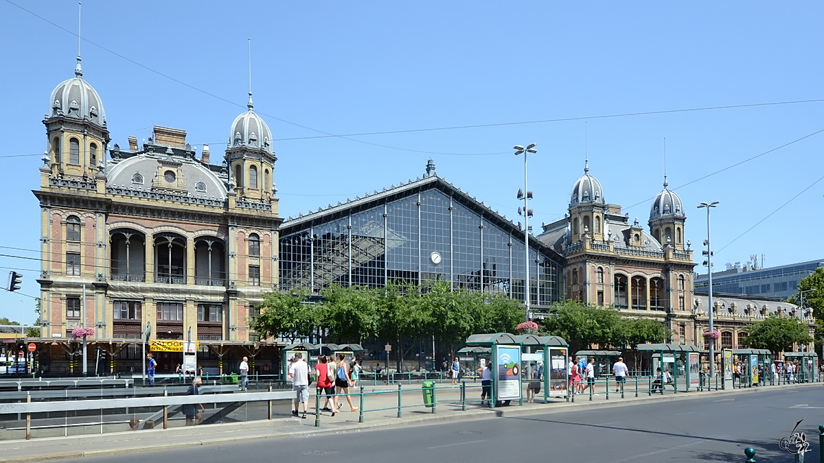 Der 1846 eröffnete Westbahnhof (Nyugati pályaudvar) ist einer der drei großen internationalen Bahnhöfe in Budapest. (August 2013)