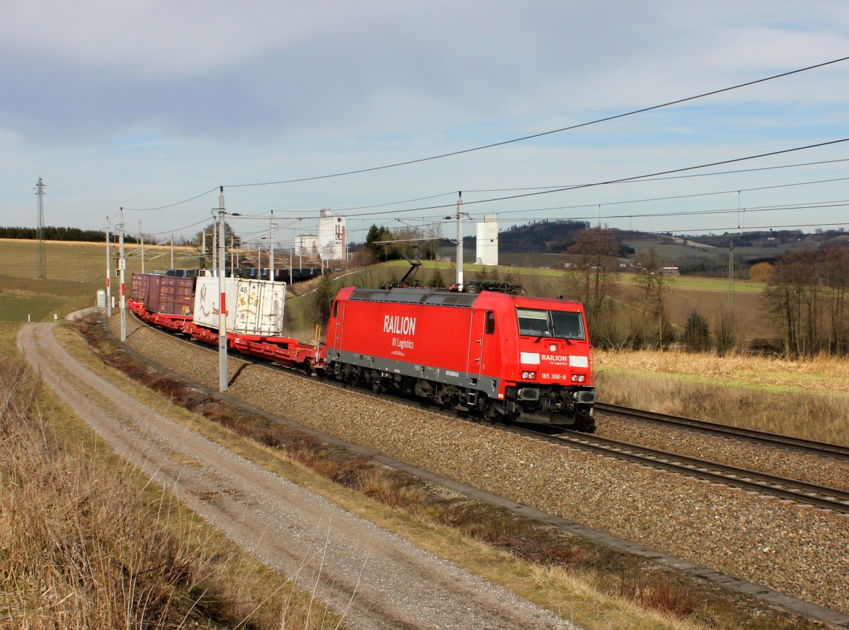 Der 185 306 mit einem KLV-Zug am 08.02.2014 unterwegs bei Haiding.