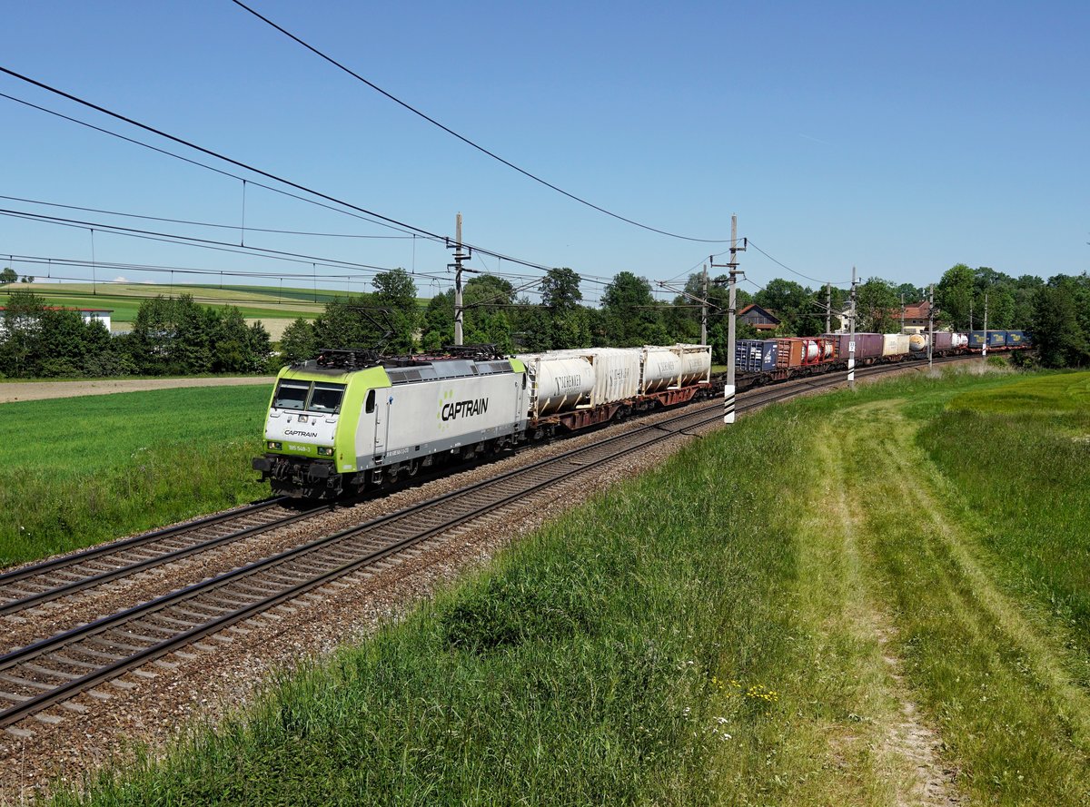 Der 185 549 mit einem KLV-Zug am 28.05.2017 unterwegs bei Kimpling.