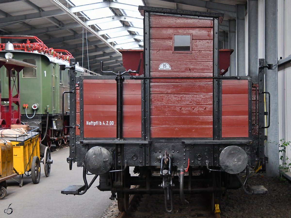 Der 1898 gebaute Rungenwagen mit Bremserhaus  Cöln 28608  Anfang Juni 2019 im Eisenbahnmuseum Bochum.