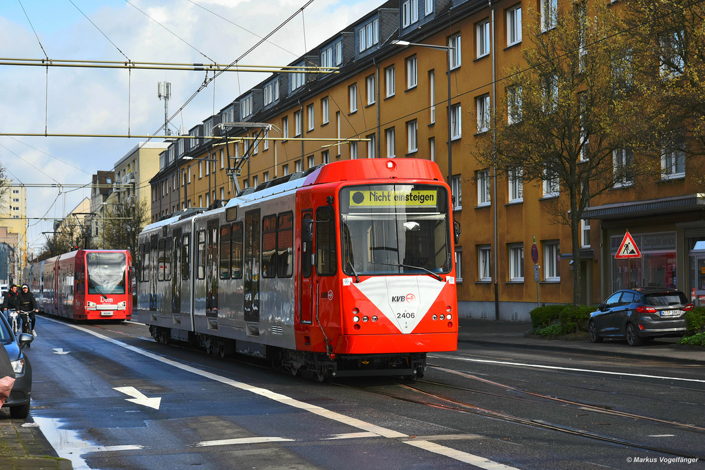 Der 19. fertig sanierte B-Wagen 2406 (ex 2106) auf der Neusser Straße am 18.03.2019. 