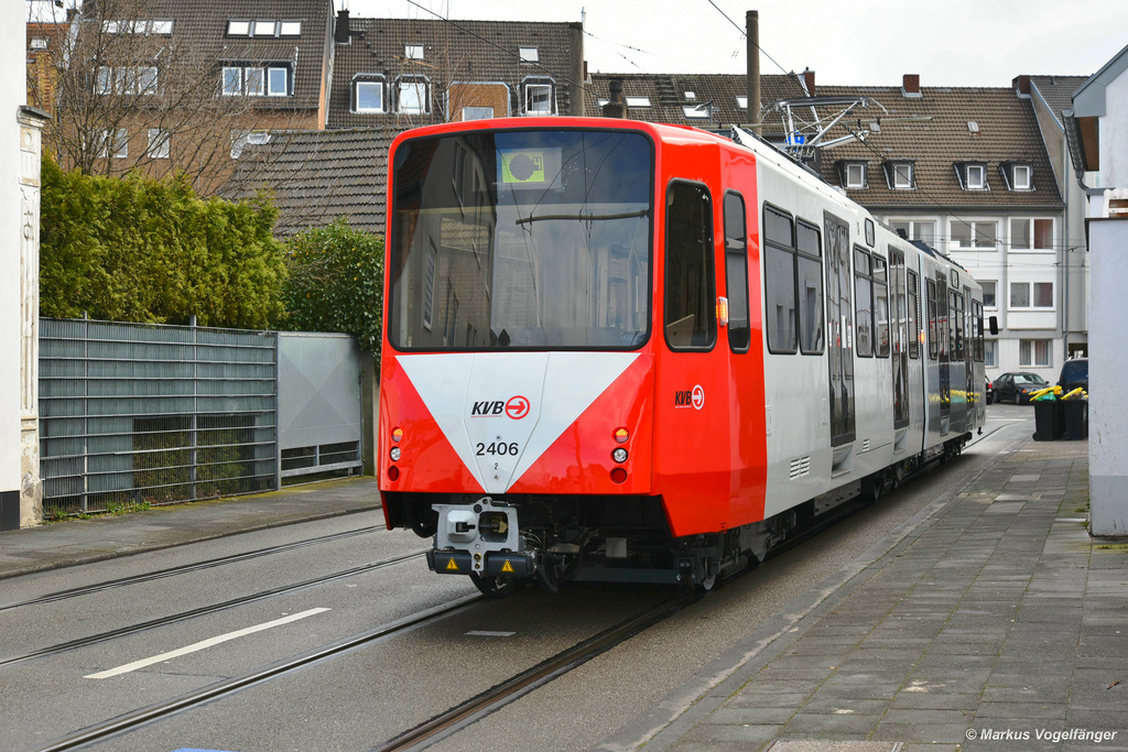 Der 19. fertig sanierte B-Wagen 2406 (ex 2106) auf der Simonskaul am 18.03.2019. 