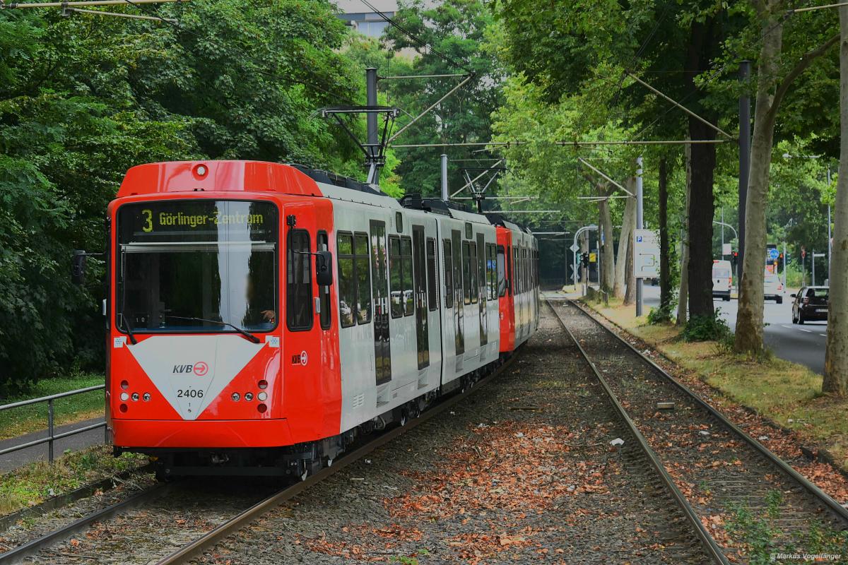 Der 19. fertig sanierte B-Wagen 2406 (ex 2106) an seinem ersten Linieneinsatztag kurz vor der Haltestelle Westfriedhof am 16.07.2019. 