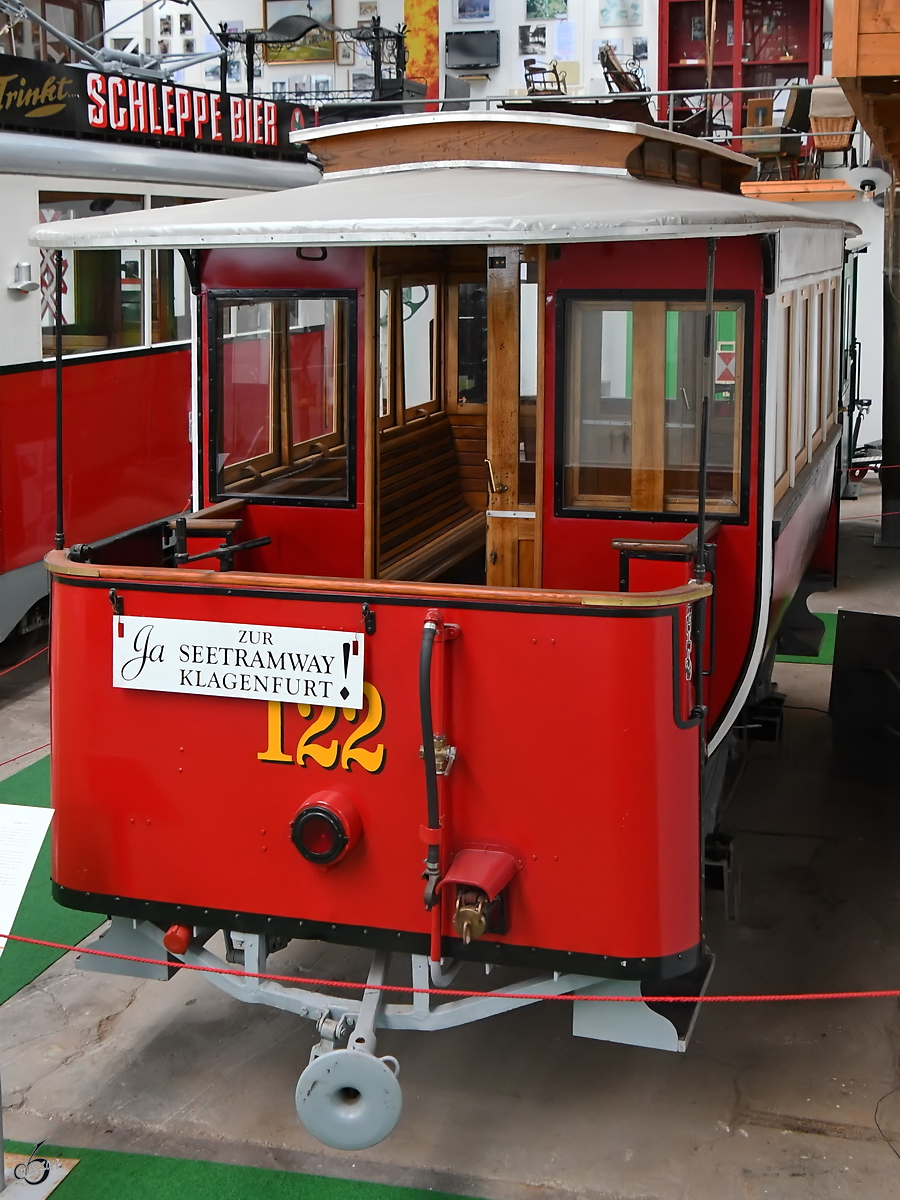 Der 1900 gebaute Beiwagen 122 II ist hier Anfang September 2019 im Historama Ferlach zu sehen.