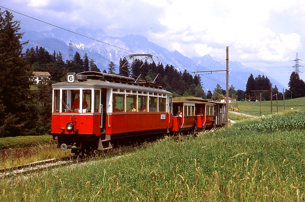 Der 1909 gebaute Mueumstriebwagen 3 der Innsbrucker Straßenbahn ist im Juni 2000 mit einem Sonderzug auf der Mittelgebirgsbahn zwischen Aldrans und Igls unterwegs