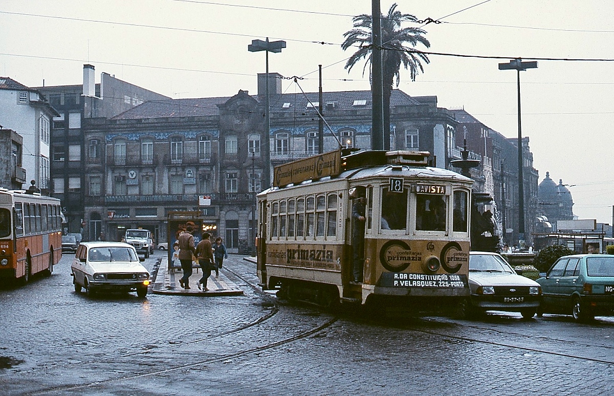 Der 1910 von Brill/Philadelphia gebaute Triebwagen 131 verlässt im April 1984 die Endhaltestelle Carmo in der Innenstadt von Porto in Richtung Boavista