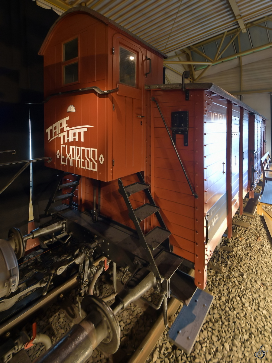 Der 1915 gebaute gedeckte preußische Güterwagen Gm 15026 Altona mit Vereinslenkachsen war der am meisten verbreitete und langlebigste Güterwagen seiner Zeit. (Verkehrsmuseum Nürnberg, Mai 2017)