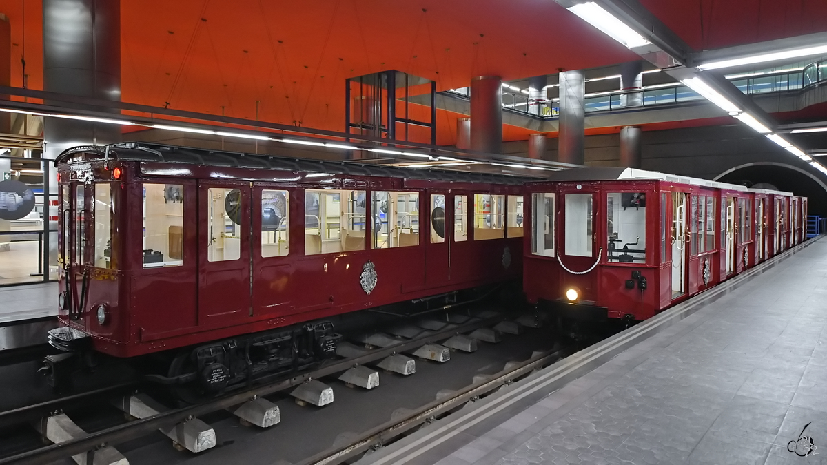 Der 1927 gebaute M 122  Quevedo  und R 103  Ventas  aus dem Jahr 1924 sind zwei der Metrofahrzeuge in der Ausstellung historischer Fahrzeuge in Madrid-Chamartin. (November 2022)