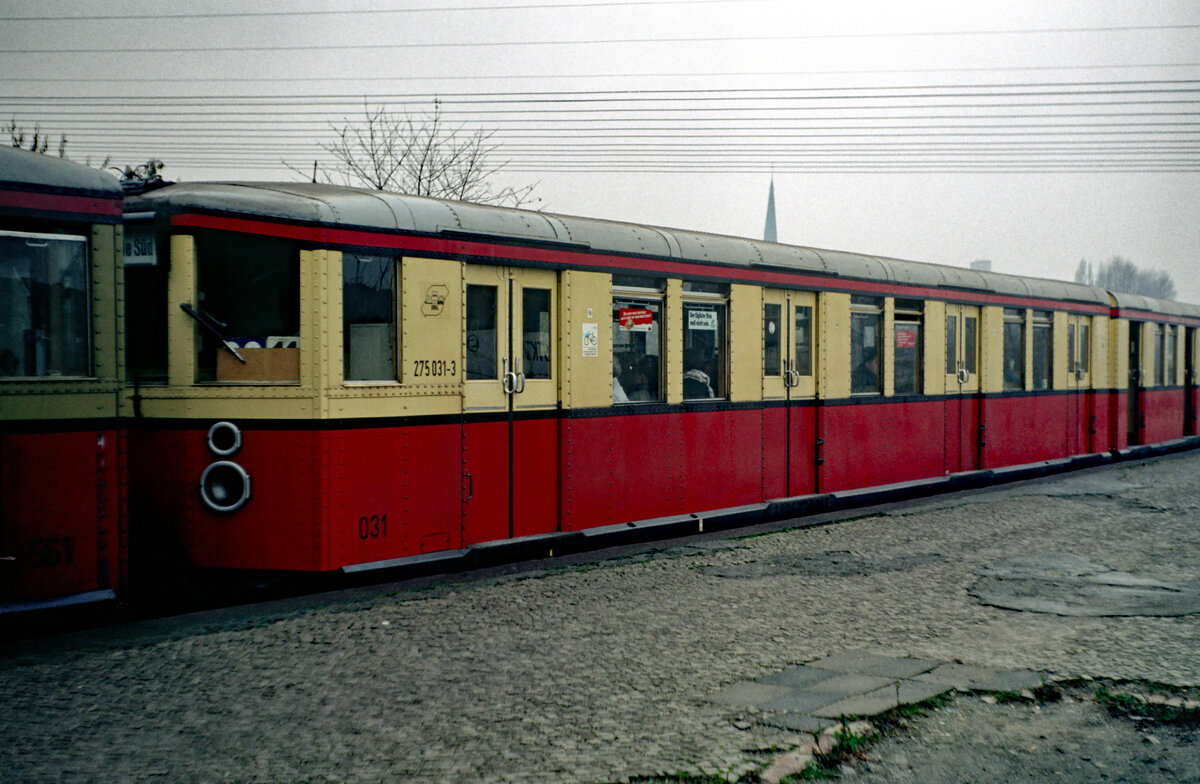 Der 1928 von O&K an die Berliner S-Bahn gelieferte Gleichstrom-Tw. vom Typ  Stadtbahn  am 15.11.1990 am Ostkreuz Berlin.