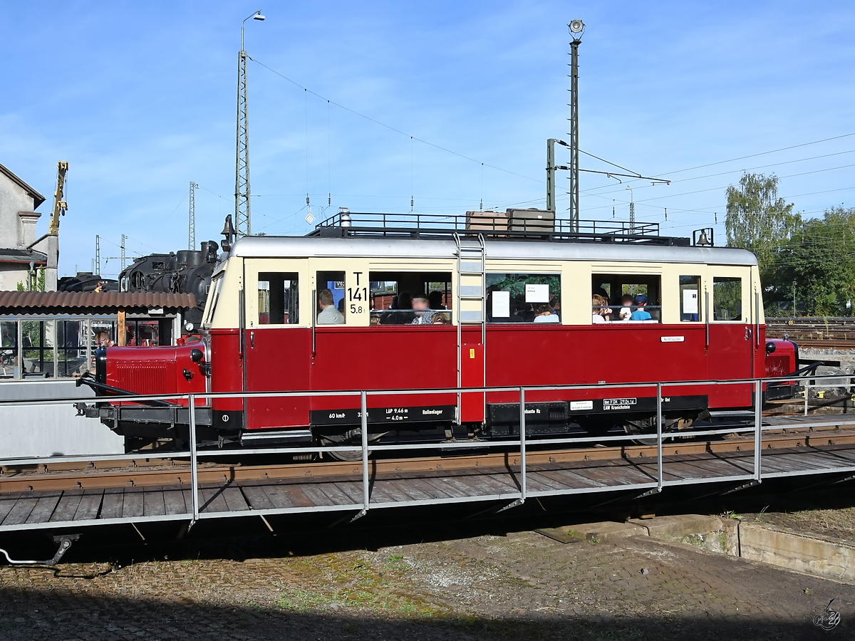 Der 1933 gebaute T141-Triebwagen  Schweineschnäuzchen  auf der Drehscheibe des Eisenbahnmuseums in Darmstadt. (September 2019)