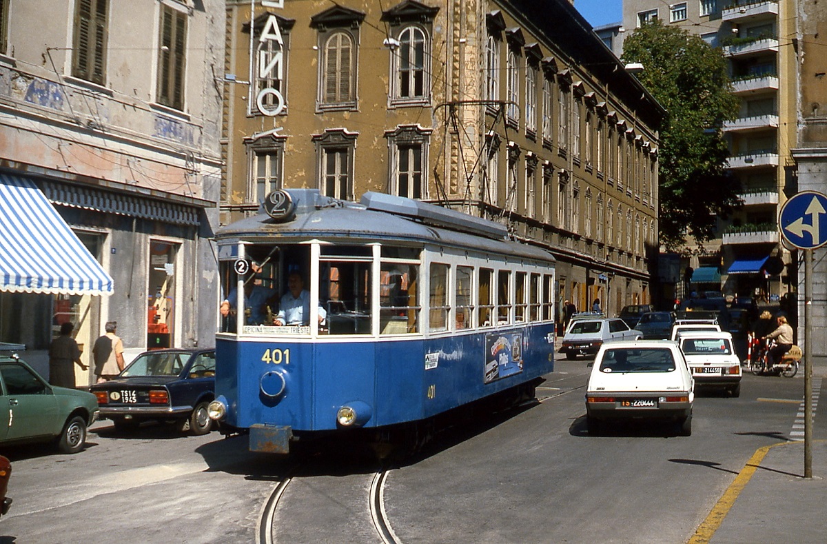 Der 1935 in Dienst gestellte Tw 401 der Trenovia di Opicina bahnt sich im Sommer 1981 den Weg durch die engen Straßen von Triest. Hier ist gut erkennbar, dass diese Zweirichtungsfahrzeuge nur auf einer Seite Einstiege besitzen.