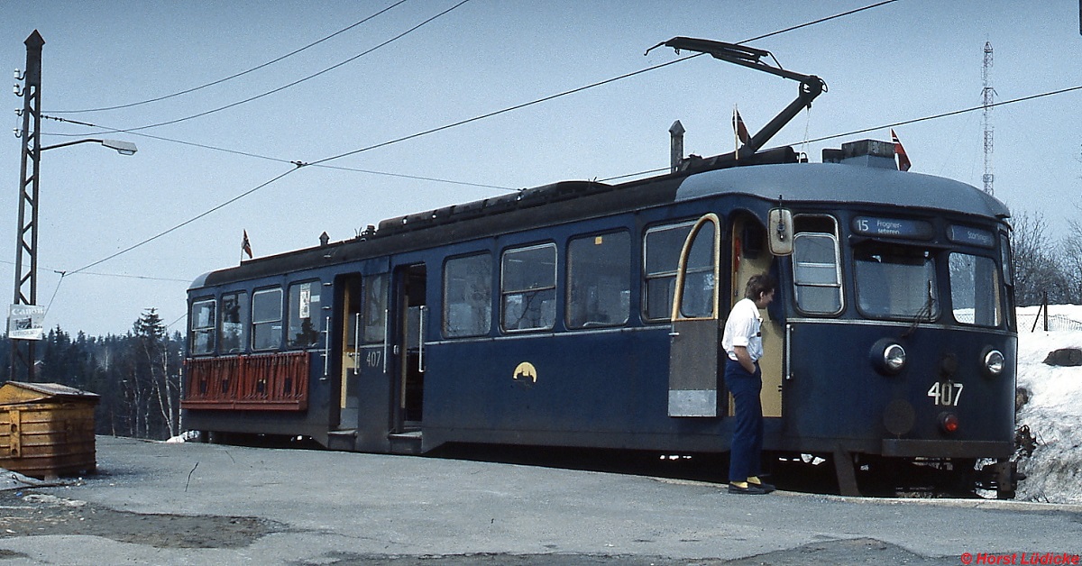 Der 1949 gebaute Tw 403 der Holmenkollenbahn Anfang Mai 1988 am Holmenkollen
