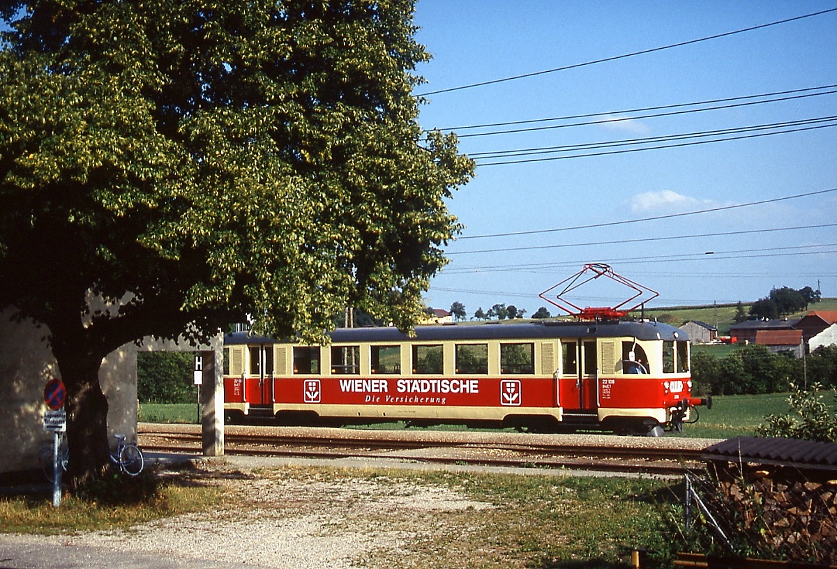 Der 1951 gebaute ET 22.108 steht im Juli 1992 abfahrbereit im Bahnhof Niederspaching. Der Triebwagen stammt ursprünglich von der Salzburger Lokalbahn, dort ET 32 bzw. ET 30.02.
