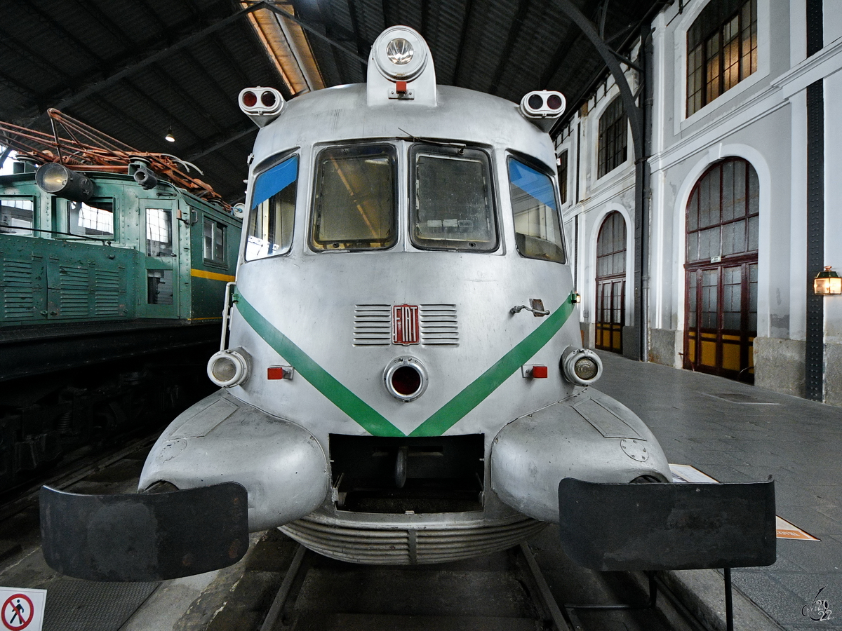 Der 1953 bei Fiat in Italien gebaute Dieseltriebwagen 9522 (595-022-5) ist Teil der Ausstellung im Eisenbahnmuseum Madrid. Die Baureihe war von 1952 bis 1980 auf Spaniens Schienen unterwegs. (November 2022)
