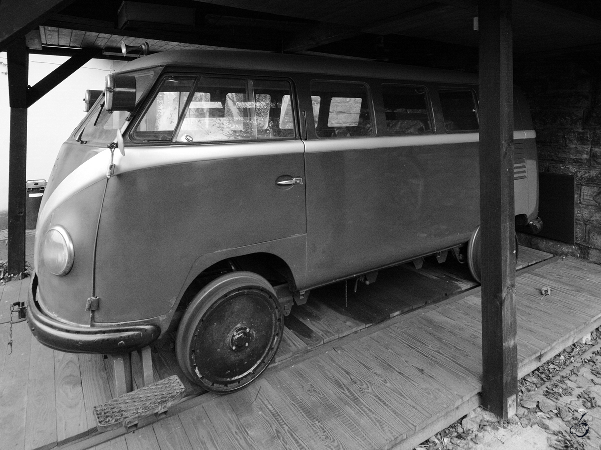 Der 1955 von WMD zur Draisine umgebaute VW-Straßenbus. (Eisenbahnmuseum Neustadt an der Weinstraße, Dezember 2014) 