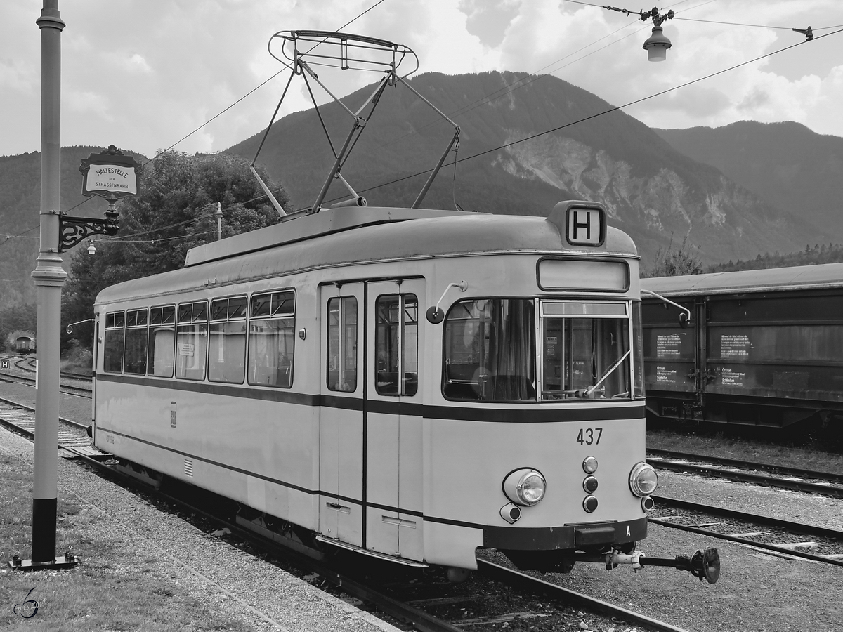 Der 1960 bei DÜWAG gebaute Großraum-Straßenbahntriebwagen, Bauart ZR  437  wartet Anfang September 2019 am Bahnhof Ferlach auf den nächsten Einsatz.
