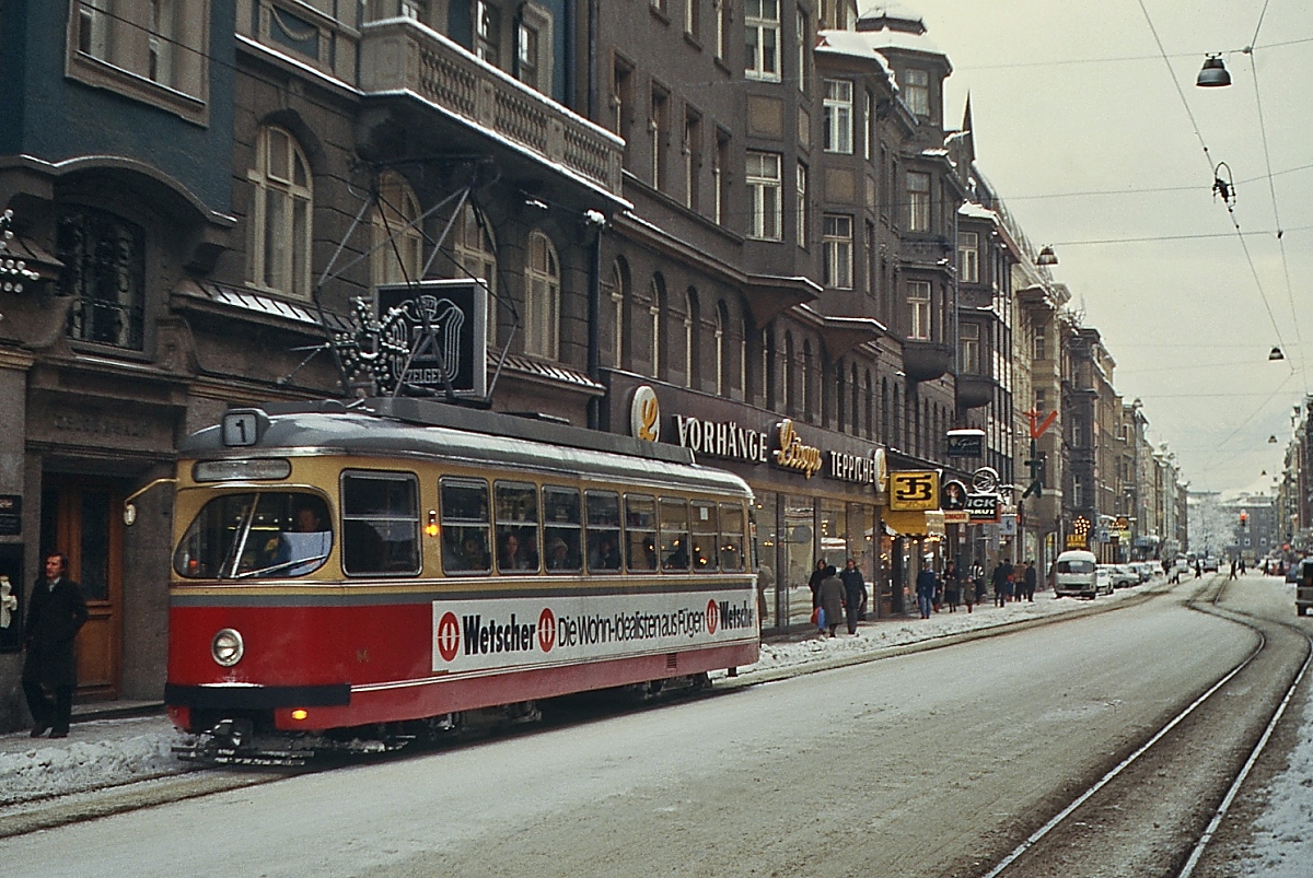 Der 1960 von Lohner gebaute Großraumwagen 64 fährt im Januar 1980 auf der Linie 1 durch die Innsbrucker Innenstadt. Die sechs Fahrzeuge dieser Serie wurden Ende der 1980er Jahre abgestellt.