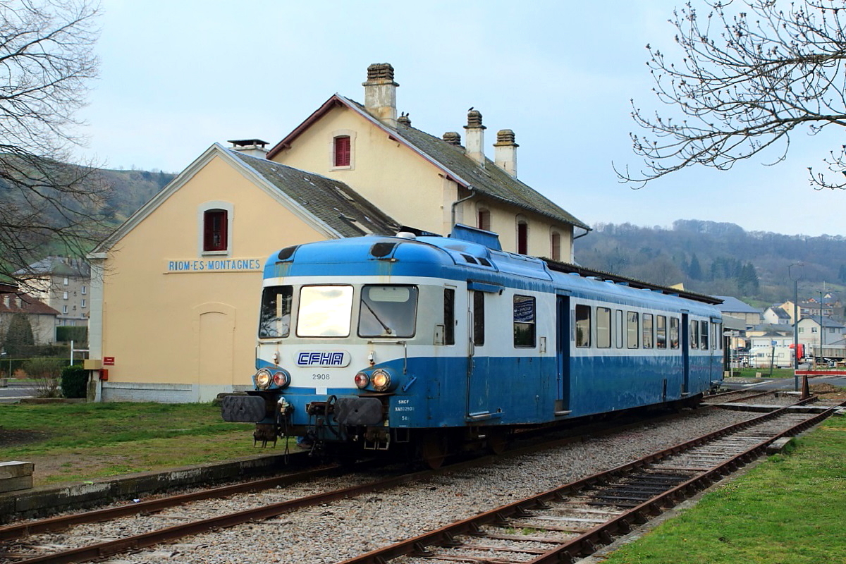 Der 1962 von Renault gebaute, 2007 von der SNCF erworbene X 2908 des Train touristique de la Haute Auvergne am 05.04.2017 im Bahnhof Riom-es-Montagnes, Ausgangspunkt der 16 km langen Touristenbahn nach Lugarde. Die Bahn befährt den Rest einer 71 km langen Strecke, die von Bort les Orgues nach Neussargues führt. Bis 1950 verkehrten auf dieser Verbindung auch Schnellzüge mit Kurswagen von und nach Paris. Die Fahrzeuge sind im 23 km entfernten Bort les Orgues hinterstellt und müssen für Sonderfahrten von dort nach Riom-e-Montagnes überführt werden. Auf diesem Teilstück sind jedoch keine Passagiere zugelassen. Auch nach Neussargues liegen die Schienen noch, doch verkehren auf diesem Abschnitt nach Auskunft der Betreiber nur einmal im Jahr Züge, da die SNCF für jede Nutzung ihrer Gleise in Neussargues rund 4.000 Euro verlangt.