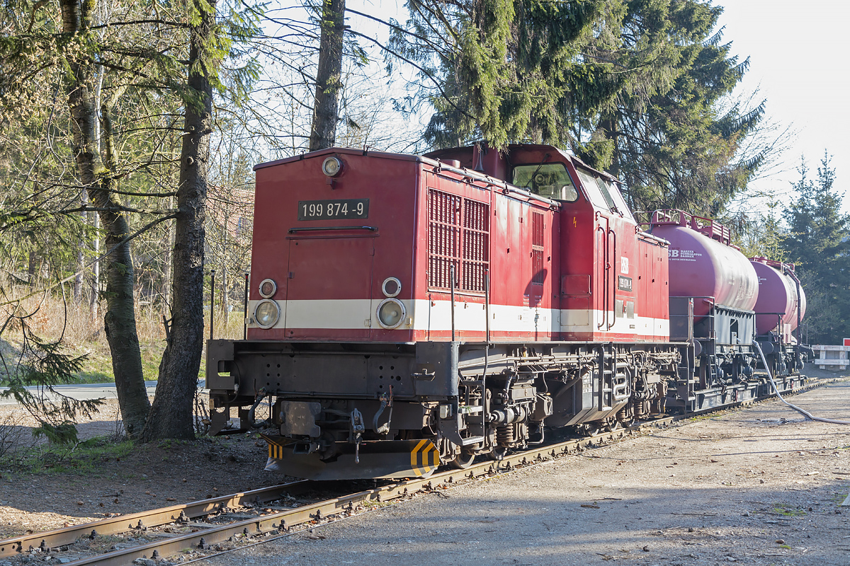 Der 199 874-9 mit zwei Löschwasserwagen auf Rollwagen im Bahnhof Drei-Annen-Hohne am 17. April 2019.