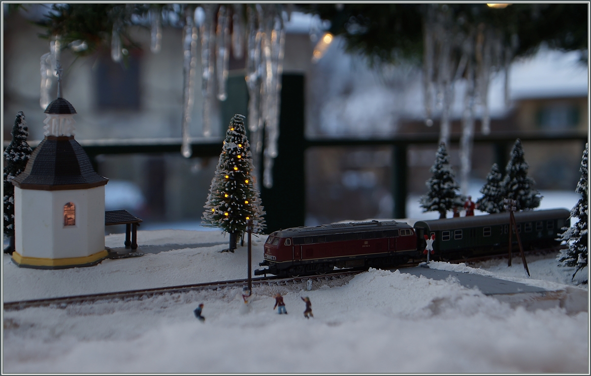 Der 2. Dezember ist der  Tag der Modelleisenbahn  und auch gleich der 1. Advent, - da schien mit dieses im Archiv gefundene Bild recht gut zu passen: die Märklin Mini Club 216 190-0 fährt mit einem Nahverkehrszug durch die Vorweihnächtliche Winterlandschaft.
28.12.2014