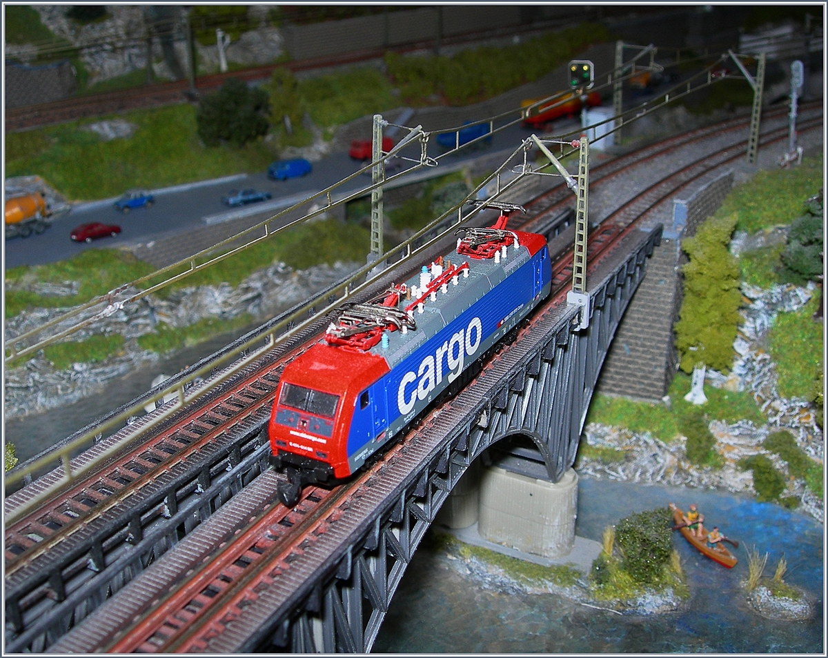 Der 2. Dezember ist der  Tag der Modelleisenbahn !
SBB Cargo Re 474 014-8 auf meiner Z-spur Modellbahn.
1. Dezember 2017