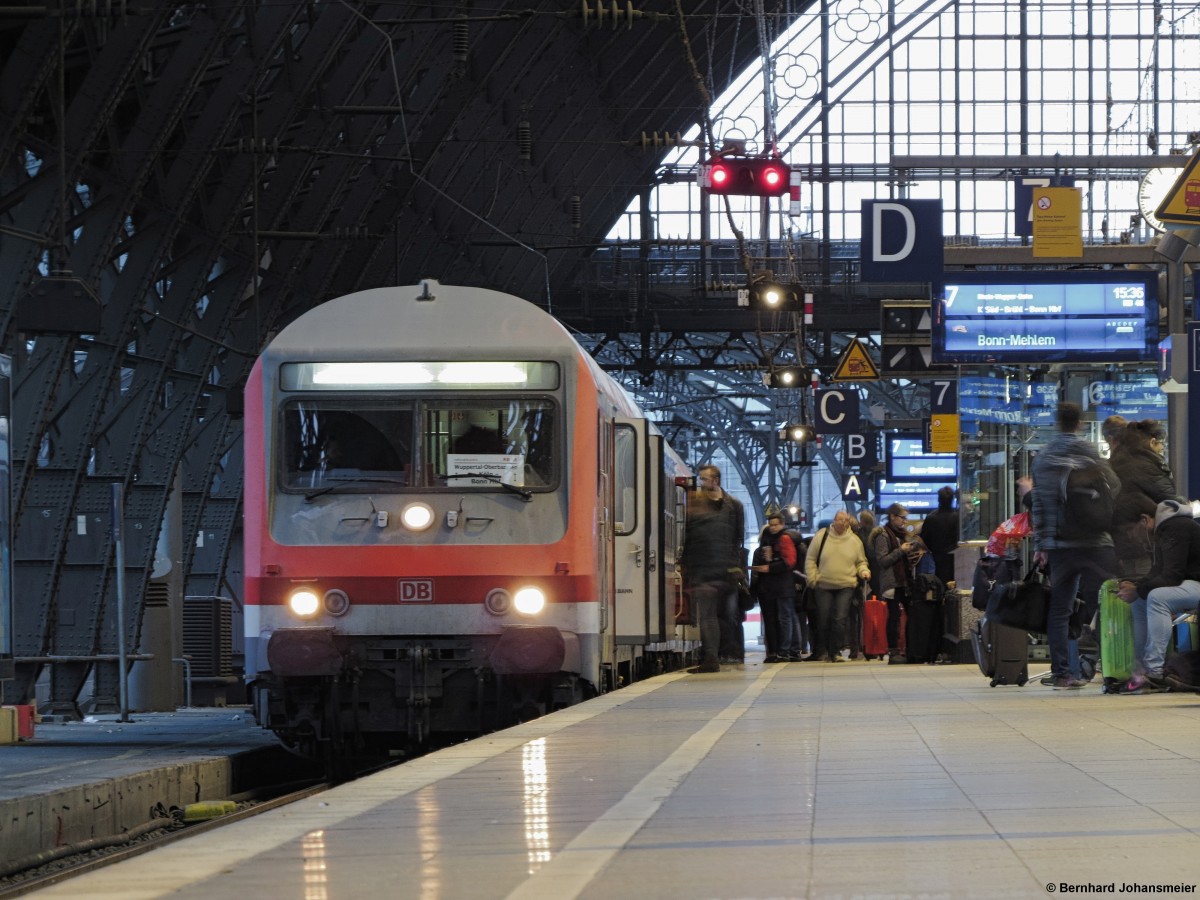 Der 2. Ersatzzugumlauf von National Express ist erst auf den 2. Blick als solcher erkennbar. Noch in roten DB Farben sind 4 der 5 Wagen unterwegs, was bei Fahrgästen für weniger ungewohnte Blicke am Bahnsteig sorgt, da bis kurz vor dem Fahrplanwechsel immer wieder ein Umlauf der RB 48 mit n-Wagen verkehrte. Köln Hbf, Dezember 2015