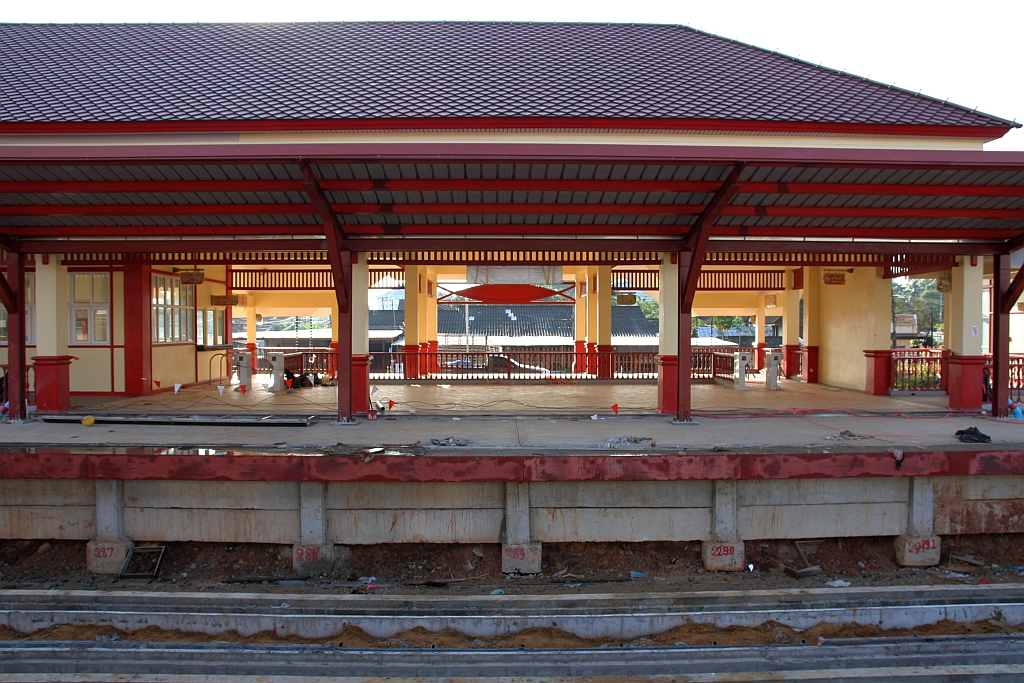 Der 2 gleisige Ausbau der Southern Line hat nun auch die Chumphon Station erreicht. - Das Bild vom 08.Dezember 2023 zeigt den Wartebereich im, in Fertigstellung befindlichem neuen Aufnahmegbäude.