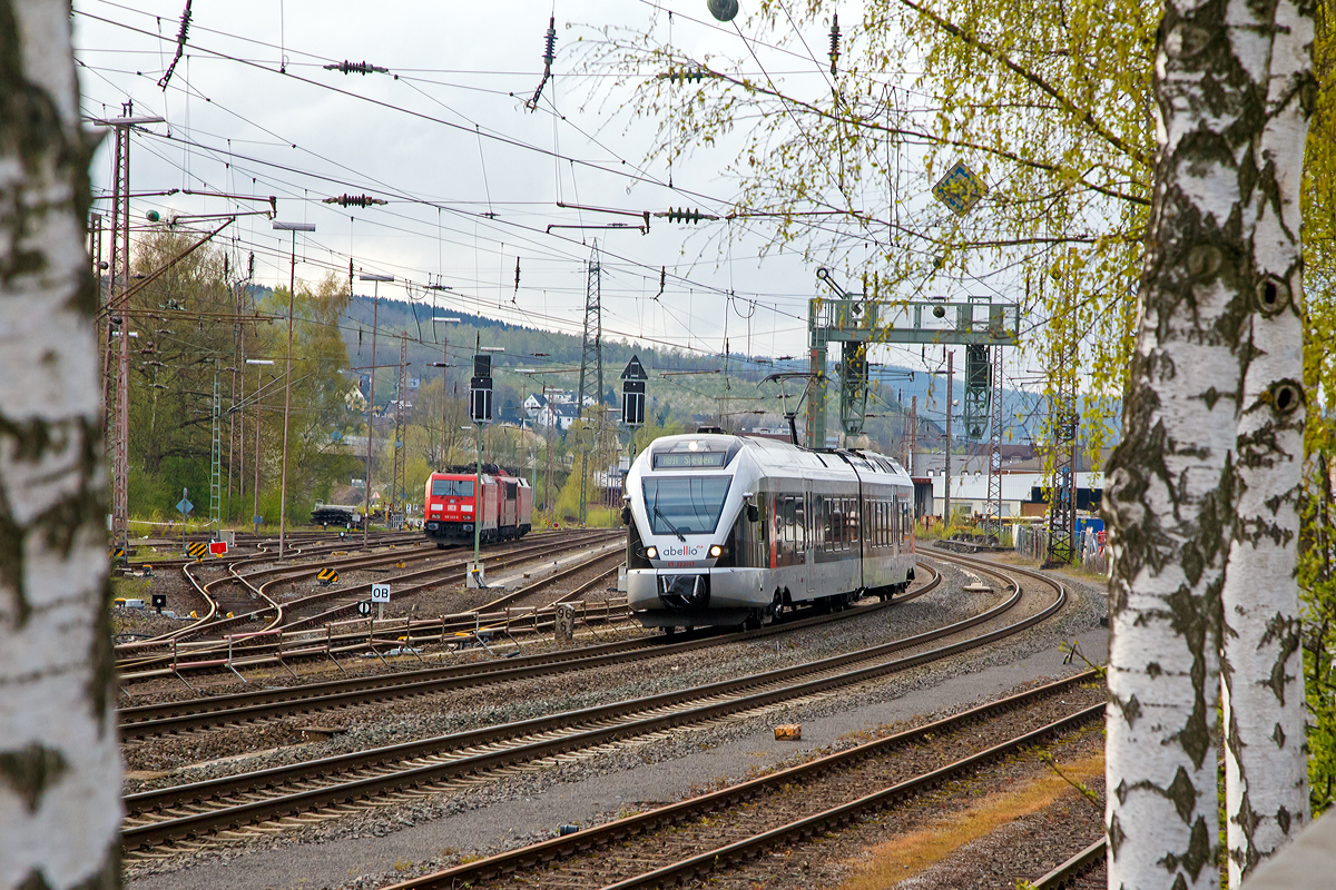 
Der 2-teiliger Stadler Flirt ET 22 2107  Iserlohn  der Abellio Rail NRW, ex ET 22007, fährt am 25.04.2015 als RB 91  Ruhr-Sieg-Bahn  Hagen - Finnentrop - Kreuztal - Siegen, von Kreuztal weiter in Richtung Siegen. Er fährt die KBS 440  Ruhr-Sieg-Strecke  Hagen - Siegen.