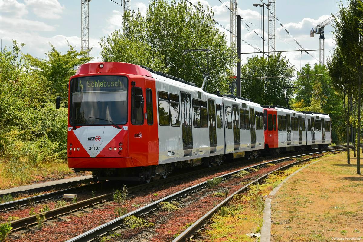Der 20. fertig sanierte B-Wagen 2418 (ex 2192) befindet sich im Liniendienst. Hier zu sehen kurz vor der Haltestelle  Von-Sparr-Straße  am 30.07.2019.
