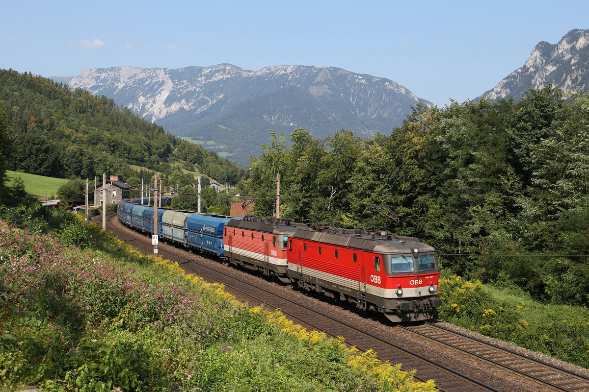 Der 200min.verspätete GAG-47041 fährt mit dem Tandem 1144.201+289 bei farbenprächtiger Spätsommerstimmung vor der Rax bei Payerbach bergwärts. 22.8.18