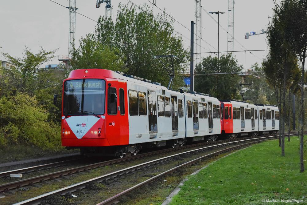 Der 21. sanierte und modernisierte B-Wagen 2413 (ex 2113) befindet sich im Liniendienst. Hier kurz vor der Haltestelle  Von-Sparr-Straße  am 23.10.2019.