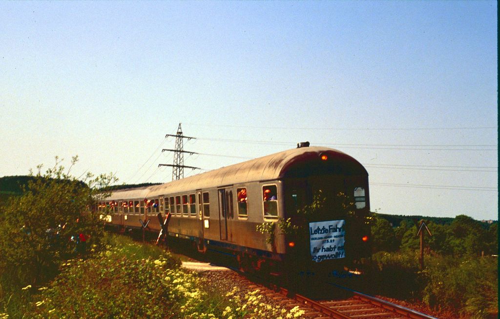 Der von 212 313 geschobene letzte Zug Letmathe - Iserlohn - Hemer - Menden - Fröndenberg in der Westiger Eisenbahnschleife am 27.05.1989