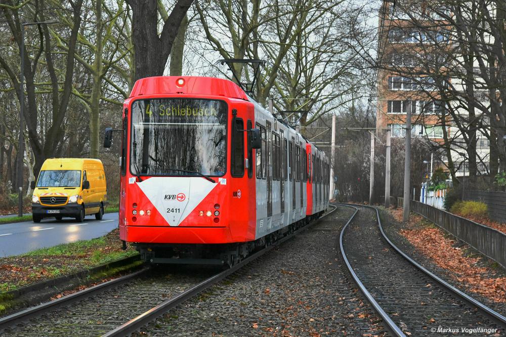 Der 22. sanierte und modernisierte B-Wagen 2411 (ex 2111) befindet sich im Liniendienst. Hier zusammen mit 2428 kurz vor der Haltestelle Wolffsohnstraße am 23.12.2019.