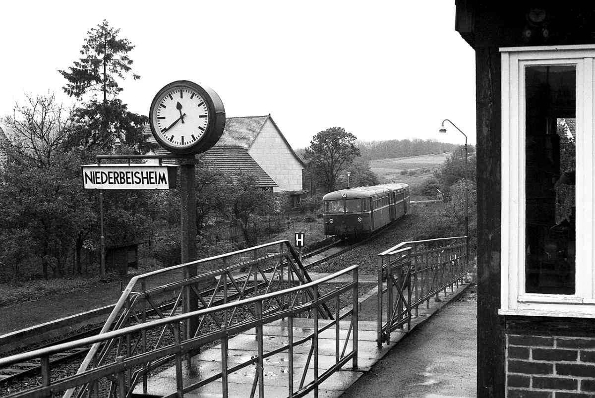 Der 22.5.1981 stand im Zeichen einer Abschiedstour von verschiedenen nordhessischen Nebenbahnen, so auch des Teilstücks Malsfeld - Treysa der ehemaligen Kanonenbahn Berlin - Metz. Am Bahnhof Niederbeisheim lässt sich deutlich erkennen, dass die Strecke einst zweigleisig war.