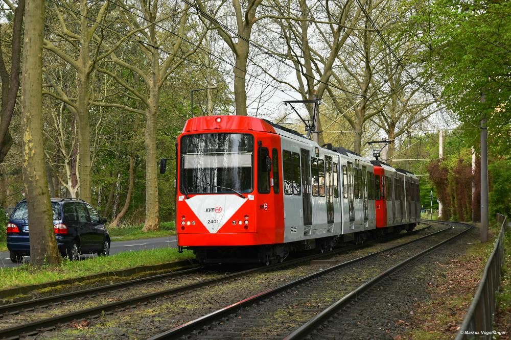 Der 23. sanierte und modernisierte B-Wagen 2401 (ex 2101) befindet sich im Liniendienst. Hier zusammen mit 2428 als Linie 4 auf der Venloer Straße in Vogelsang am 14.04.2020.

Die aktuelle Liste der 2400er:

Alle Fahrzeuge die umgebaut sind oder sich im Umbau befinden in Reihenfolge:

01: 2422 ex 2122 Liniendienst
02: 2412 ex 2112 Liniendienst
03: 2426 ex 2196 Liniendienst
04: 2428 ex 2199 Liniendienst
05: 2421 ex 2121 Liniendienst
06: 2416 ex 2116 Liniendienst
07: 2425 ex 2195 Liniendienst
08: 2402 ex 2102 Liniendienst
09: 2427 ex 2198 Liniendienst
10: 2417 ex 2117 Liniendienst
11: 2404 ex 2104 Liniendienst
12: 2403 ex 2103 Liniendienst
13: 2420 ex 2120 Liniendienst
14: 2409 ex 2109 Liniendienst
15: 2405 ex 2105 Liniendienst
16: 2423 ex 2193 Liniendienst
17: 2407 ex 2107 Liniendienst
18: 2424 ex 2194 Liniendienst
19: 2406 ex 2106 Liniendienst
20: 2418 ex 2192 Liniendienst
21: 2413 ex 2113 Liniendienst
22: 2411 ex 2111 Liniendienst
23: 2401 ex 2101 Liniendienst
24: 2408 ex 2108 Umbau
25: 2419 ex 2119 Umbau
26: 2410 ex 2110 Umbau
27: 2415 ex 2115 Umbau
28: 2414 ex 2114 Umbau