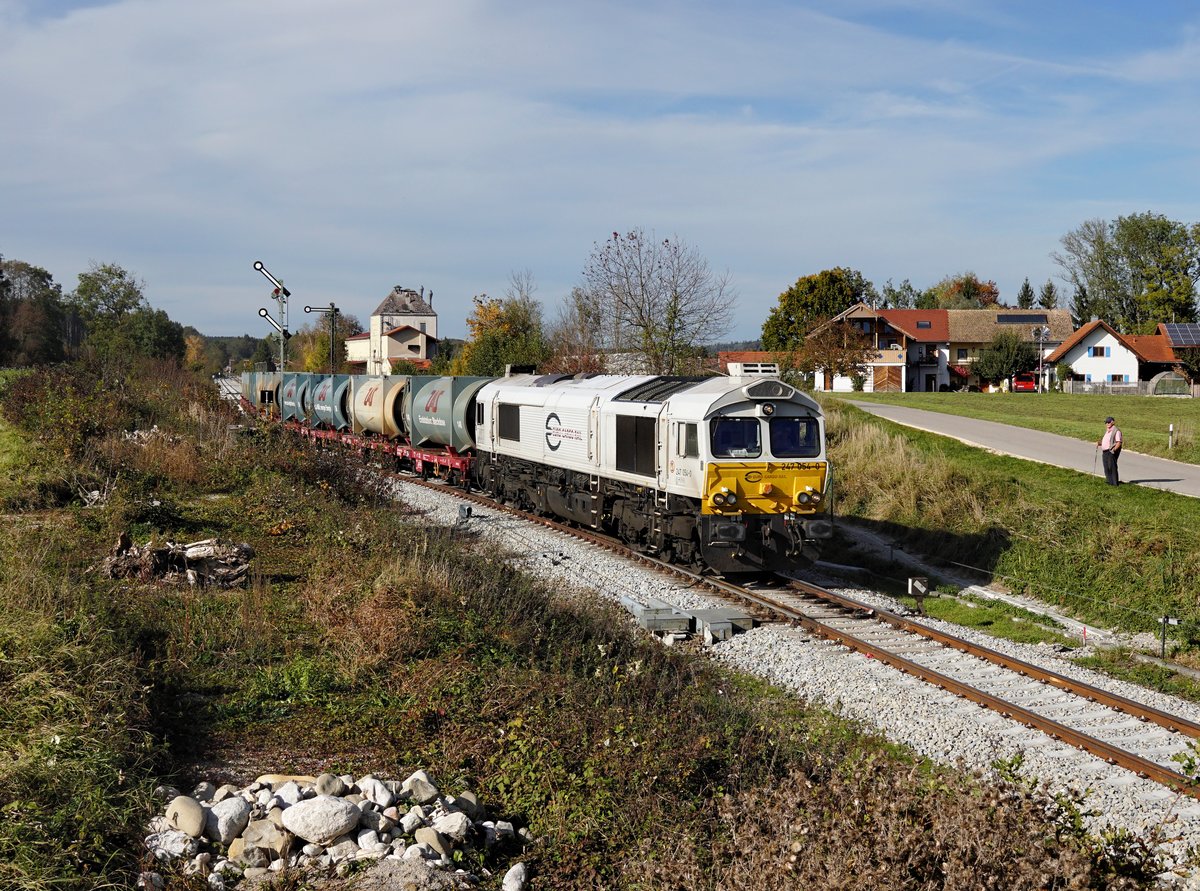 Der 247 054 mit einem Müllzug am 18.10.2019 bei der Ausfahrt aus Wiesmühl.