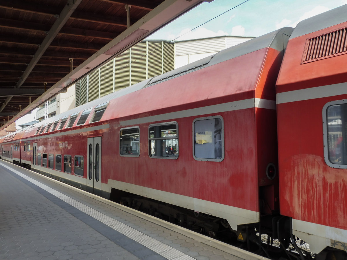 Der 25-04 023-1 DBuza 747.5 war am 07.08.17 in einem RE3 Ersatzzug eingereiht, hier im Bahnhof Stralsund Hbf